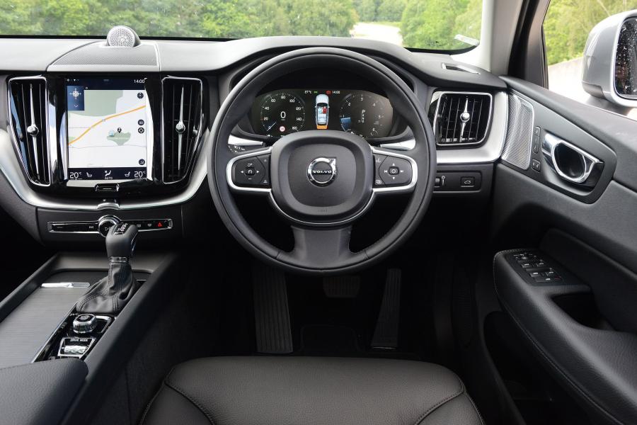 Торпедо Volvo XC60 D4 Momentum 2017 года  (UK) (фото 13 из 13)